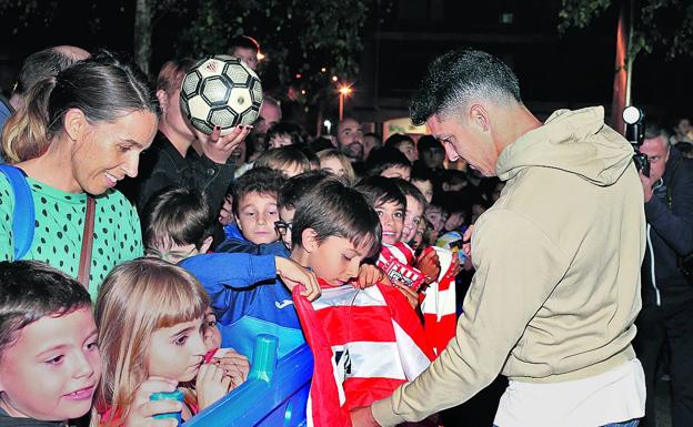 Ander Capa se lleva un baño de cariño en la creación de la peña con su nombre en Sopela