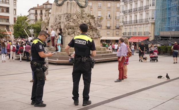 Un hombre golpea a su pareja en una calle de Vitoria y ella le corta en el cuello con una botella rota