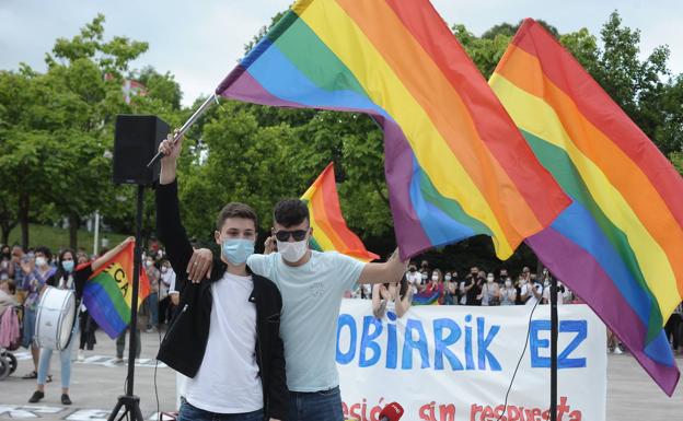 «Nos han jodido la vida y ellos siguen por la calle», dice la madre del joven gay apaleado en Basauri