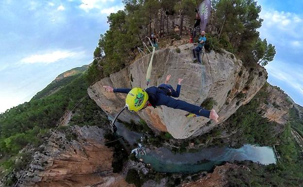 Los Pou saltan al vacío tras escalar 'El Pilar del Mijares'