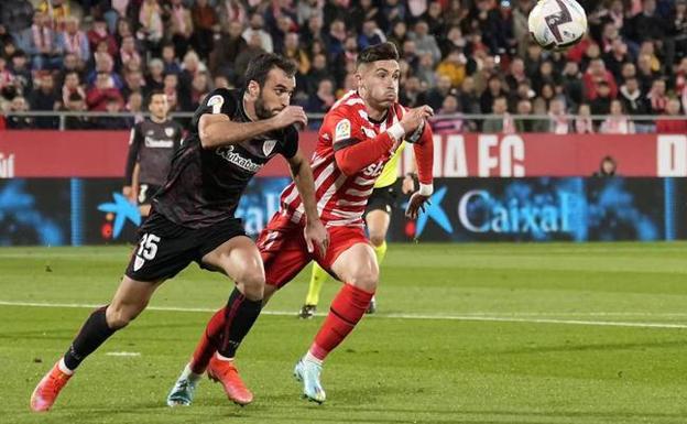 Valverde cambia los laterales: quita a Lekue y a Yuri y pone a De Marcos y a Balenziaga, que se estrena