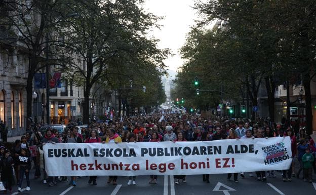 Una masiva manifestación en Bilbao exige más recursos y protagonismo para la escuela pública vasca