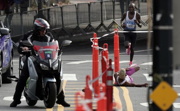 Maratón de Nueva York: el brasileño Do Nascimento se desploma cuando lideraba la prueba