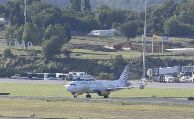 Tres vuelos cancelados en Loiu por la huelga de tripulantes de cabina de Vueling