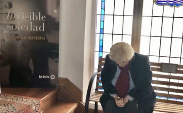 'Bakardade ikusezina' eskultura hiperrealista Plentziako udaletxean dago ikusgai