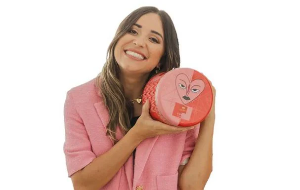 La 'influencer' Verónica Díaz ('Just Coco') diseña la nueva Caja Roja de Navidad de Nestlé