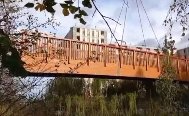 Zabalgana estrena una pasarela de madera sobre el río Ali