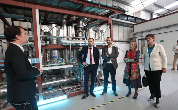 Andrés Galnares, el CEO de H2SITE, explica el funcionamiento del reactor /Maika salguero