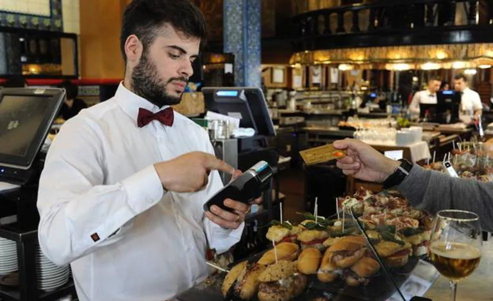 El novedoso sistema de un restaurante para que los clientes dejen propina al pagar con tarjeta