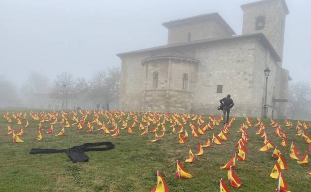 Armentia amanece con 379 banderas de España por los asesinatos de ETA sin resolver