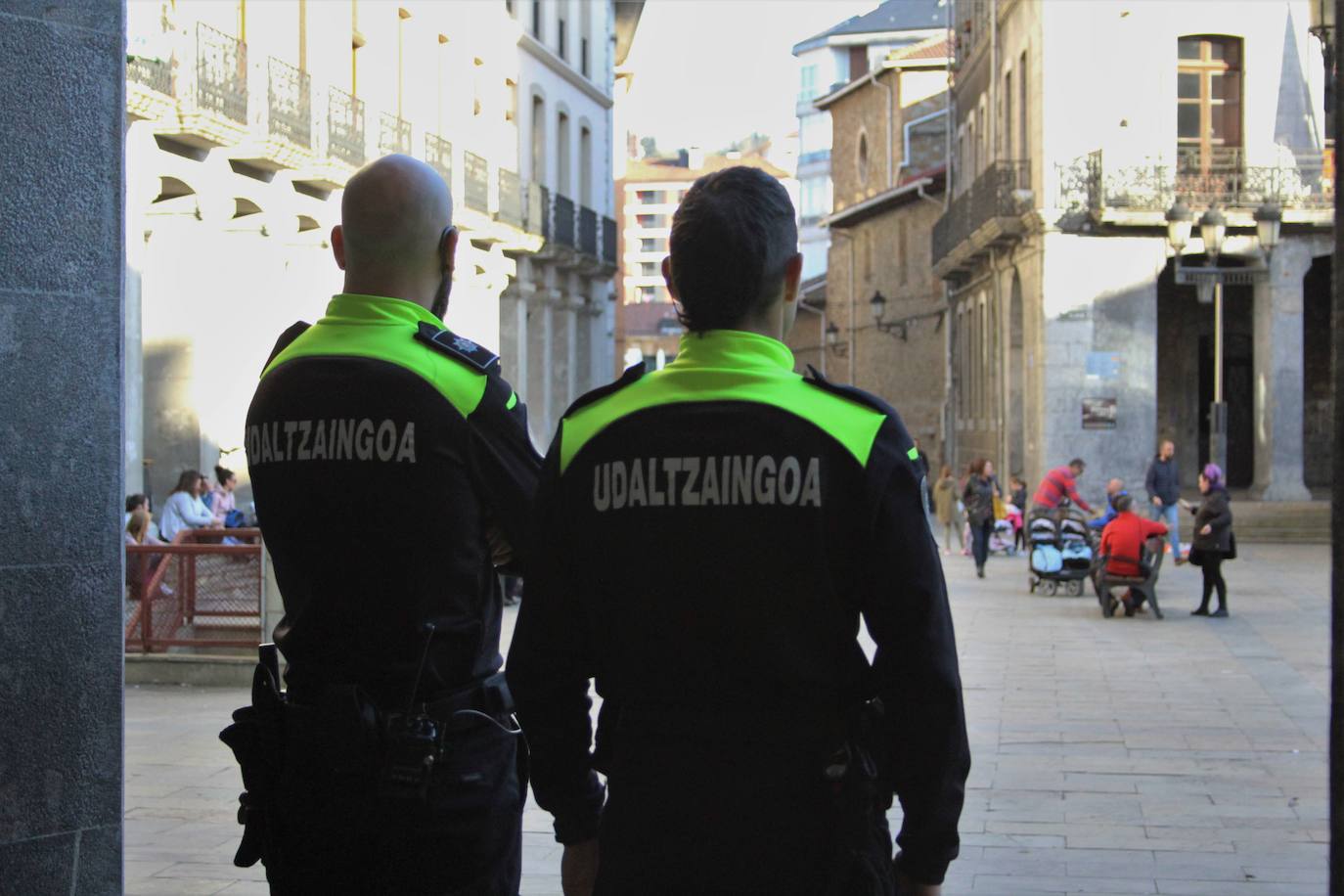 La Policía de Llodio custodia las llaves de casa de personas dependientes