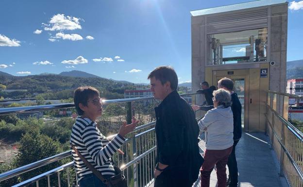 Aperribai estrena un ascensor que conectará a los vecinos con el ambulatorio