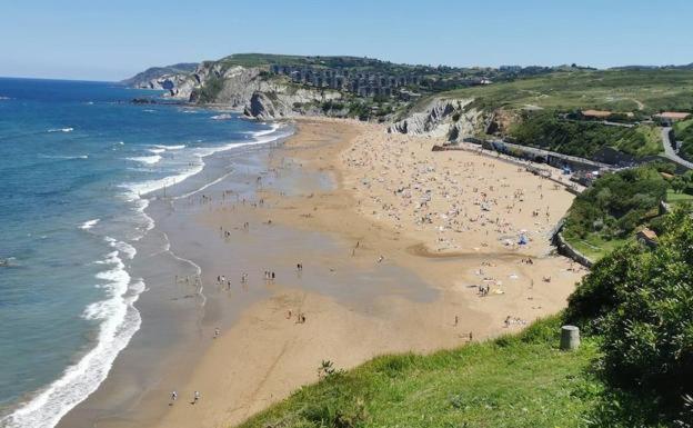 La limpieza de las playas se reforzará en Semana Santa ante el incremento de usuarios