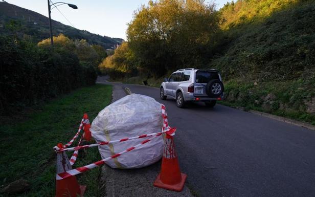 Vecinos denuncian el abandono de al menos tres sacos de amianto en Zorroza