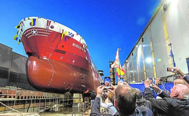 Murueta bota un carguero con un novedoso sistema de propulsión híbrida diésel y eléctrica