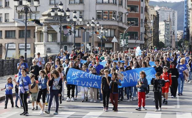 El colegio Osotu se manifiesta por Bilbao para denunciar la «discriminación» que sufre