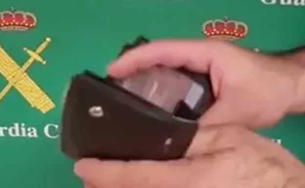 La Guardia Civil avisa: hasta 30.000 euros de multa por llevar esta 'tarjeta' en la cartera