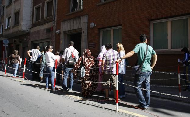 La Policía Nacional teme problemas para renovar el pasaporte y DNI por el puente de la Constitución