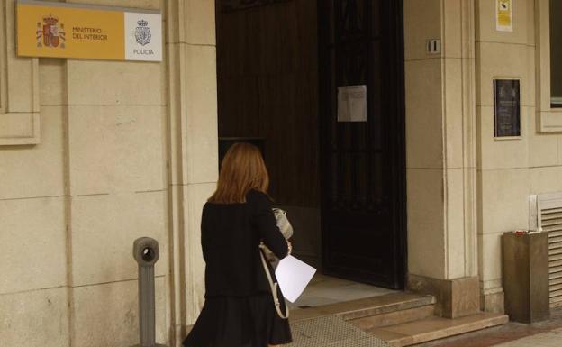 La Policía Nacional teme problemas para renovar el pasaporte y DNI por el puente de la Constitución