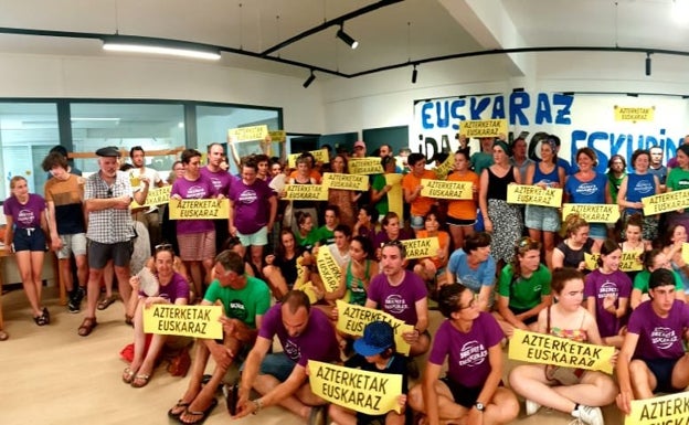 Seaskak giza katea gauzatu du Bordelen, Brebeta eta Baxoa frogak euskaraz egiteko eskubidea aldarrikatuz