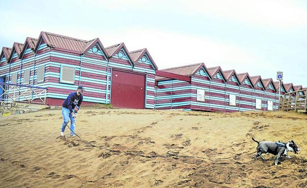 Costas derribará las últimas construcciones y devolverá la playa de La Arena a los años 70