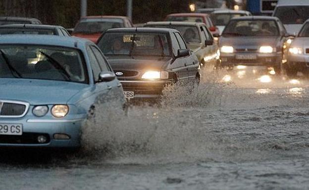 La multa de la DGT por no llevar este dispositivo si diluvia en carretera