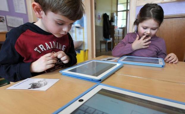 Educación cambia su plan para digitalizar la enseñanza tras las quejas de los colegios