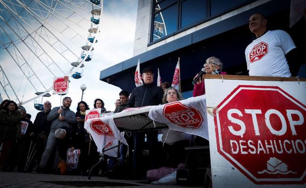 Denuncian que la venta de 2.500 hipotecas con deudas a un fondo buitre afecta a «centenares» de familias vascas