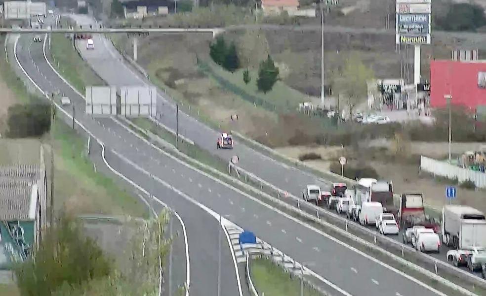 Reabren el carril cortado de la autovía a Bilbao tras quedar cruzado un camión en Zigoitia