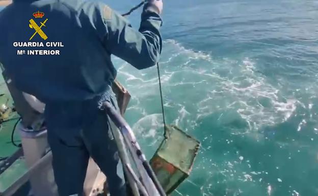 La Guardia Civil interviene 39 nasas ilegales en la bahía de Plentzia