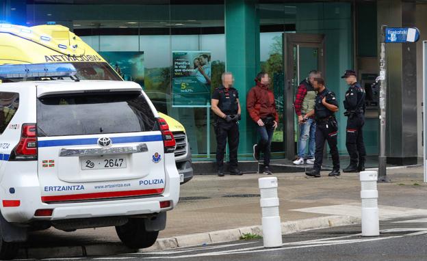Simula un atraco a un banco en Vitoria para ir a la cárcel y evitar ser víctima de un ajuste de cuentas