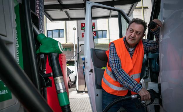 El petróleo baja a precios previos a la guerra, pero el diésel en Euskadi sigue un 37% más caro