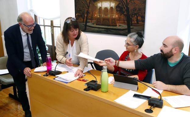 La oposición acusa al PSOE de convertir la nueva piscina en una «telenovela» sin final