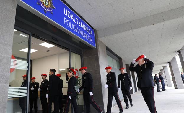 Denuncian que la comisaría de Policía Local en Deusto sigue sin dar servicio 12 días después de inaugurarse