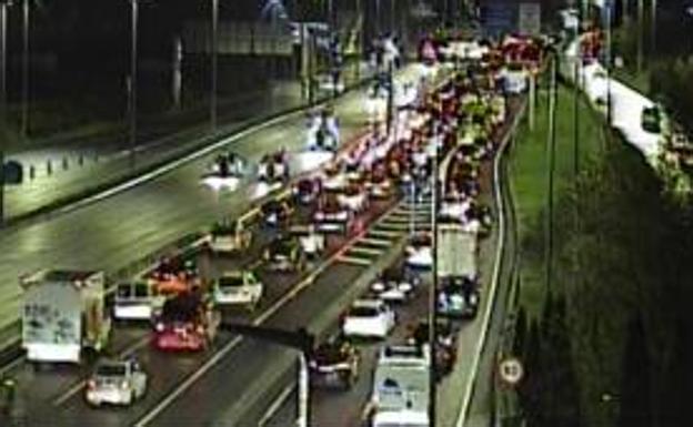 Importantes retenciones en La Avanzada y el corredor del Txorierri por un accidente en Erandio