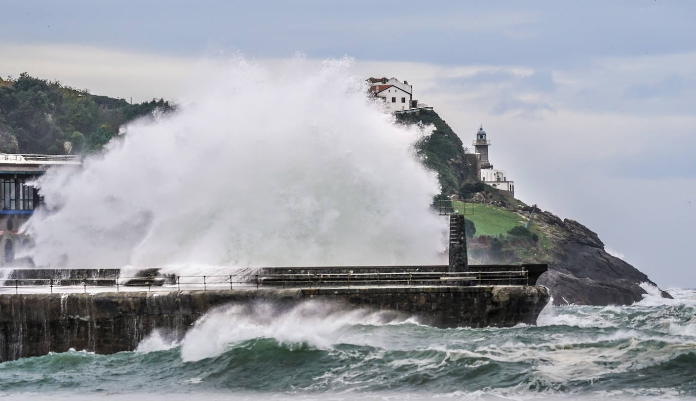 Espectaculares olas de 5 metros sacuden la costa vizcaína