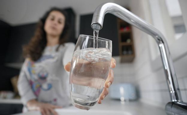 Solo el 9% de los vitorianos bebe agua embotellada