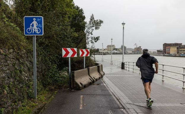 El derrumbe que bloquea el principal bidegorri de Bilbao sigue sin arreglo después de un año