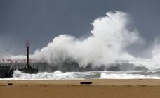 Espectaculares olas de 5 metros sacuden la costa vizcaína