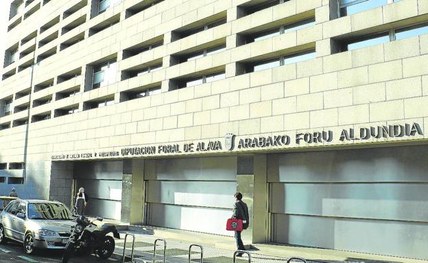 Álava rebaja a 600.000 euros el mínimo para publicar la identidad de morosos