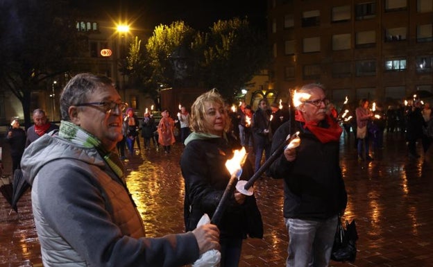 Una marcha de pensionistas denuncia con antorchas la pobreza energética