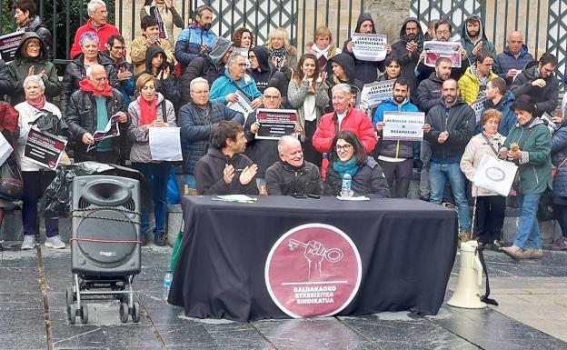 Vecinos de Galdakao denuncian el intento de desahucio de una familia y un jubilado en el municipio