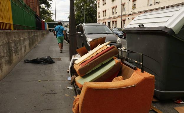 Los barrios del sur de Vitoria trazan un mapa con 35 focos de suciedad y escaso mantenimiento