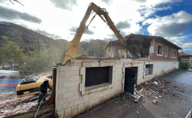 Tiran abajo los históricos talleres de Fabio Murga en Balmaseda