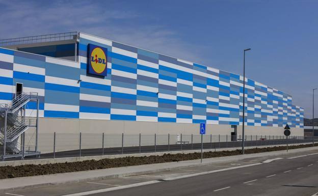 La base logística de Lidl en Nanclares va a la huelga y provoca afecciones en los repartos