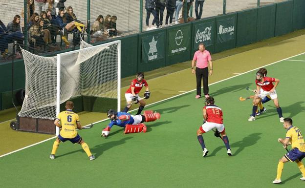 El Jolaseta de hockey sucumbe ante el poderoso Polo de Barcelona (3-7)