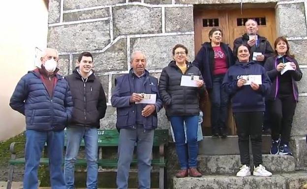 Un misterioso donante regala un décimo de lotería de Navidad a todos vecinos de una aldea gallega