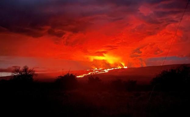 El volcán Mauna Loa dispara en Hawái fuentes de lava de hasta 60 metros