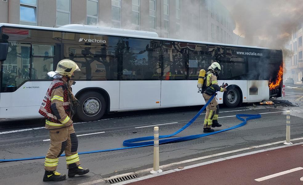 Un incendio en un autobús urbano genera momentos de caos en Sopela