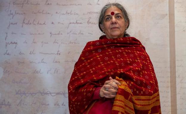 Vandana Shiva: «El ecologismo y el feminismo pueden hacer frente a la economía de la avaricia»